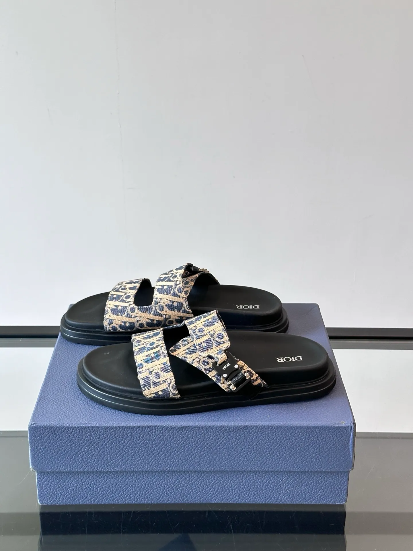 Factory price: 300💰Dior Aqua men's sandals and slippers. Showcasing Dior haute couture design. The Dior gray suede strap is accented with an aluminum Dior buckle for added style. Paired with a comfortable tonal notch sole, they pair easily with shorts or jeans for a sophisticated look. Main body: suede cow leather, technical fabric lining: cow leather, with adjustable straps, aluminum Dior buckle, Dior gray EVA insole, tonal notch rubber outsole splicing structure👌👌 size: 38-44 (45.46 customized)